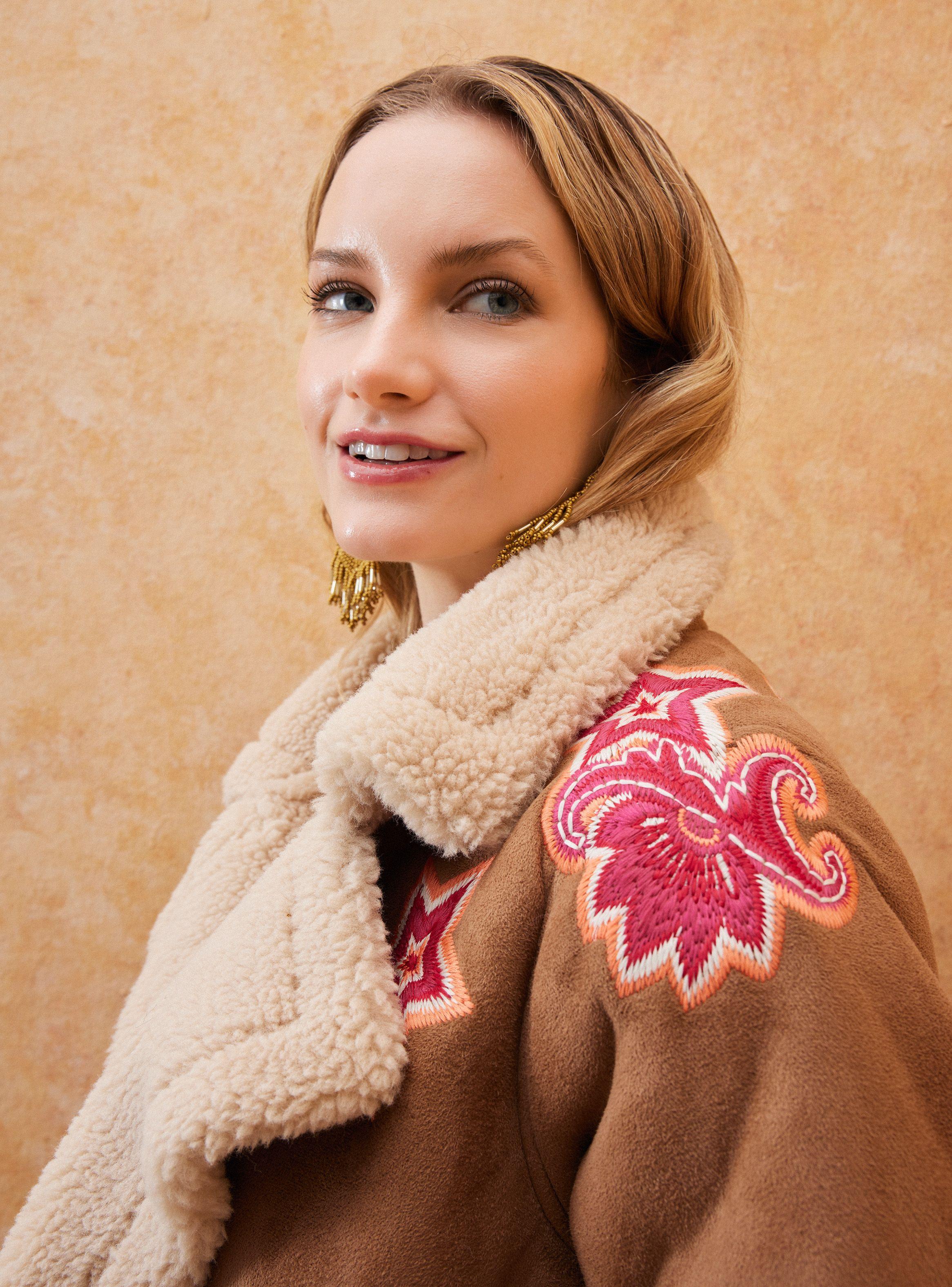 Chaqueta Tipo Abrigo con Aplicación de Bordados-3