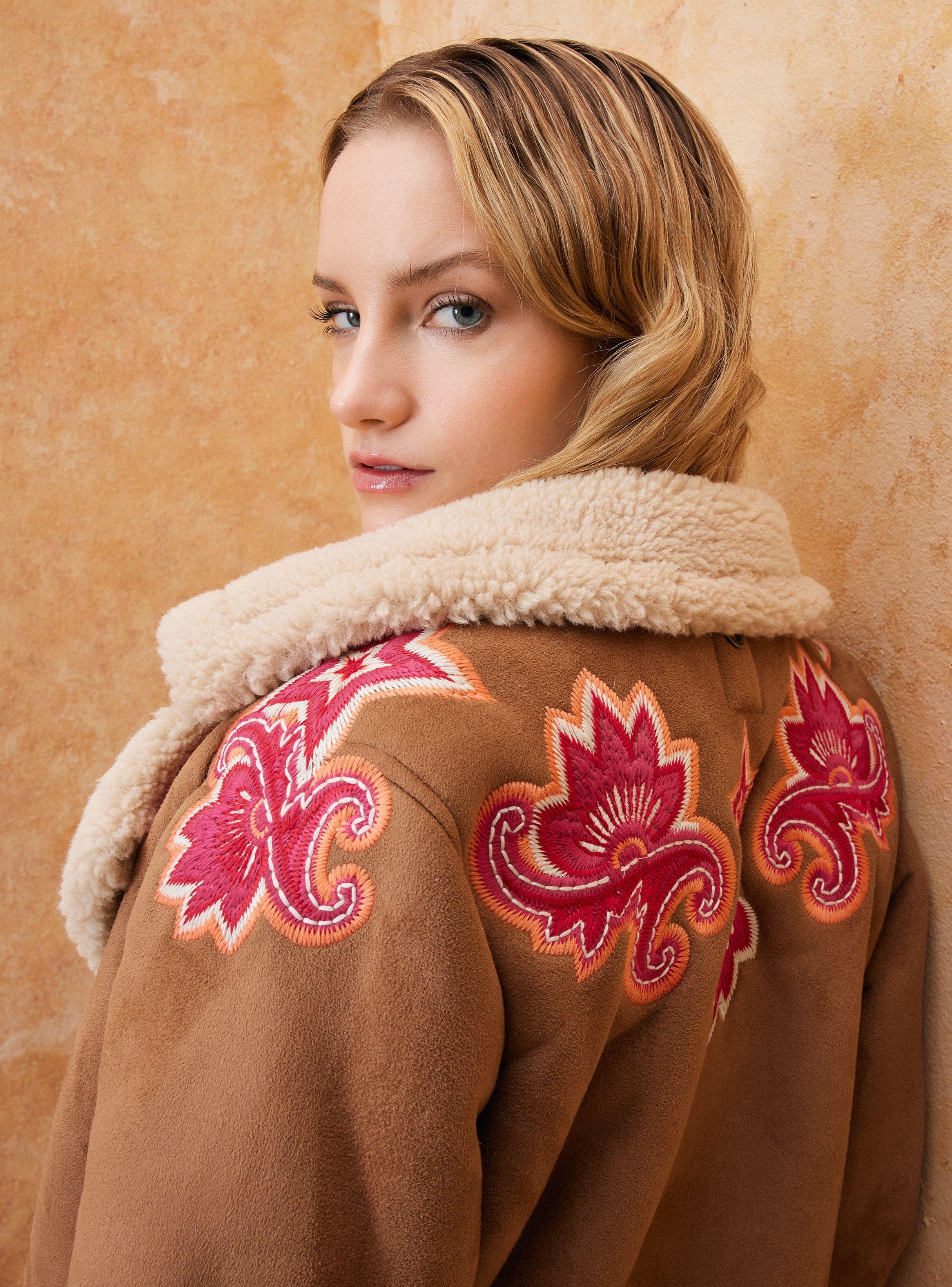 Chaqueta Tipo Abrigo con Aplicación de Bordados-2