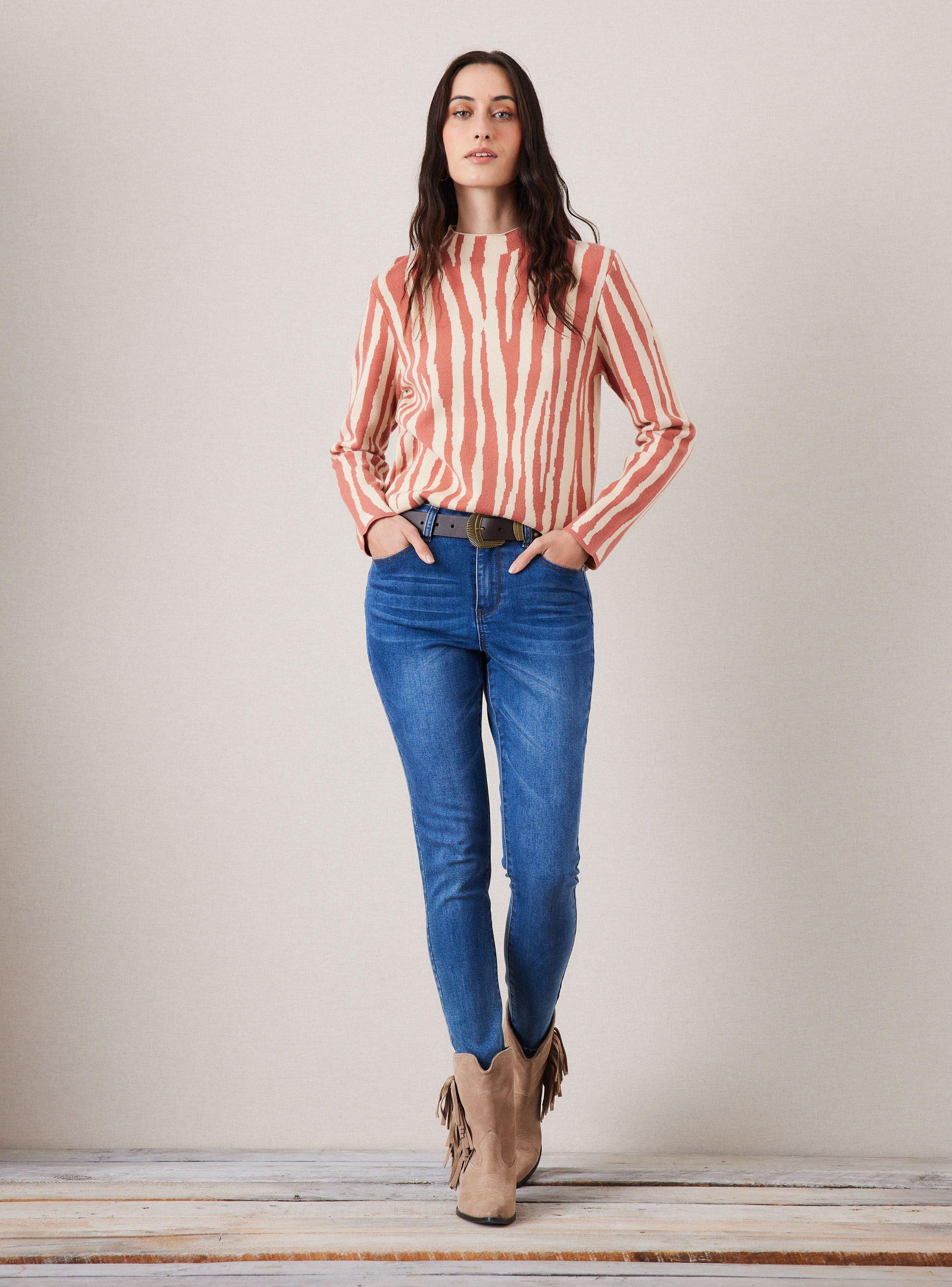 Sweater con Diseño Bicolor y Cuello Alto-4