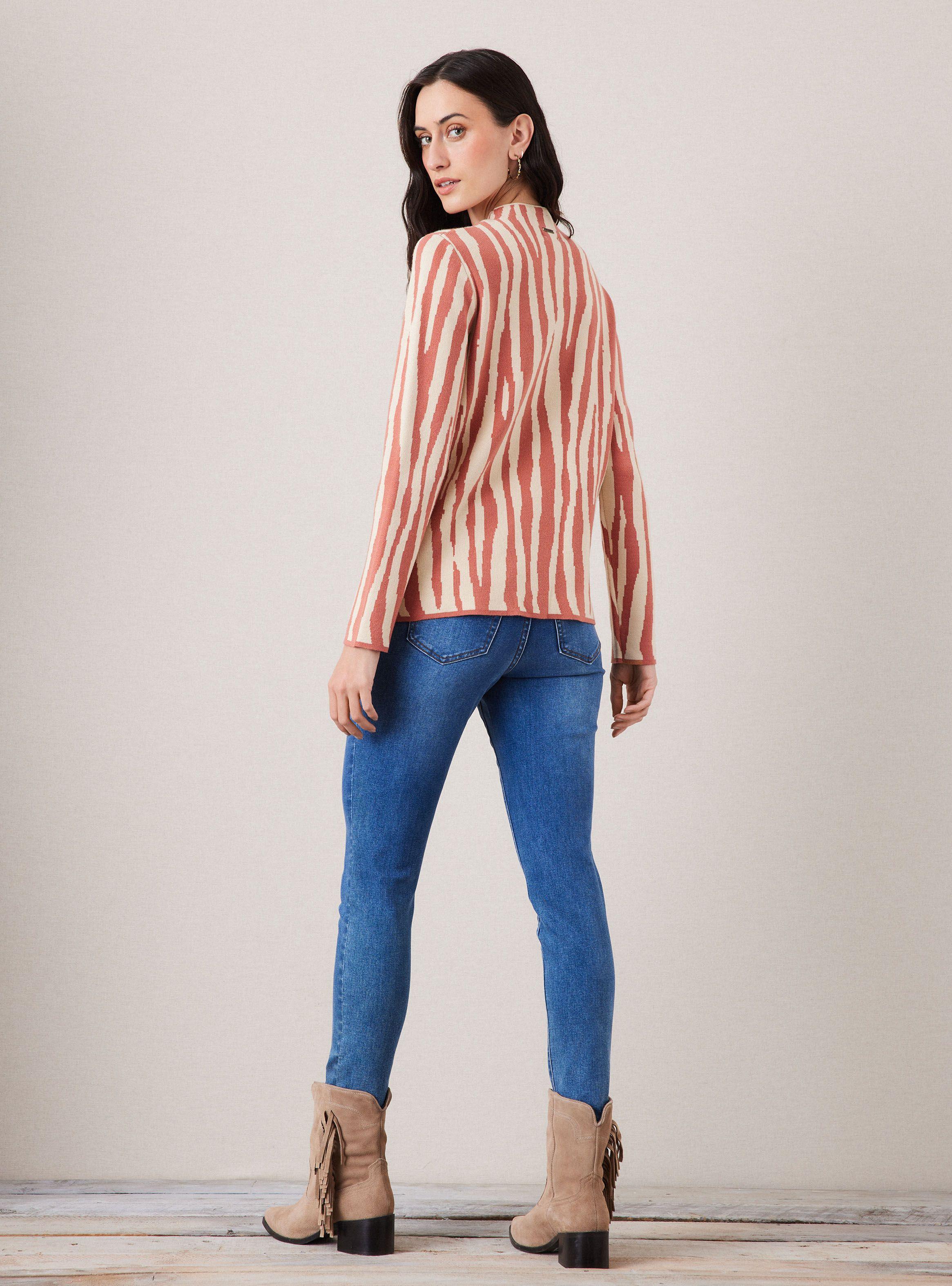 Sweater con Diseño Bicolor y Cuello Alto-5