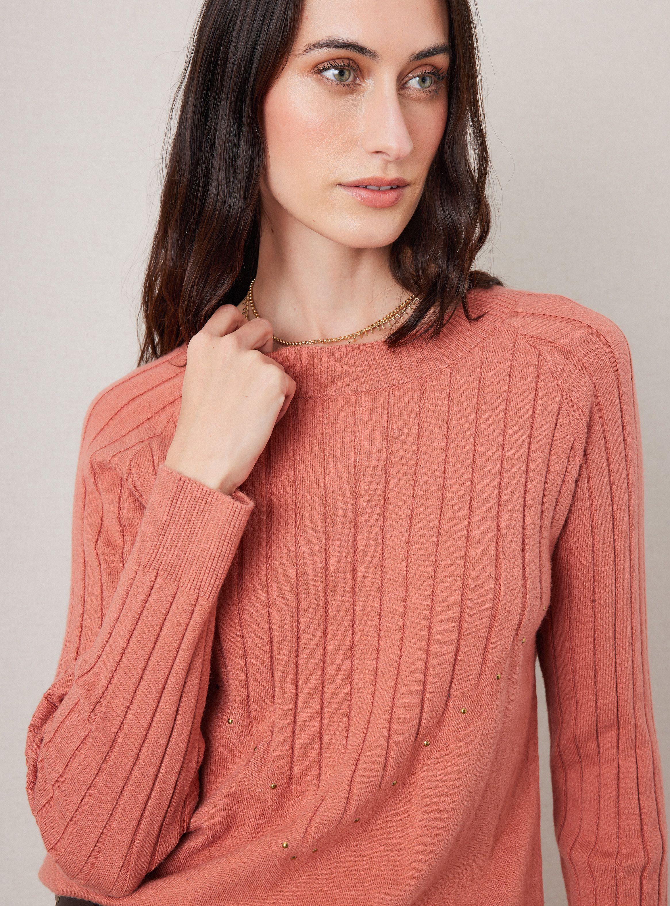 Sweater Corte en V con Aplicación de Tachas-3