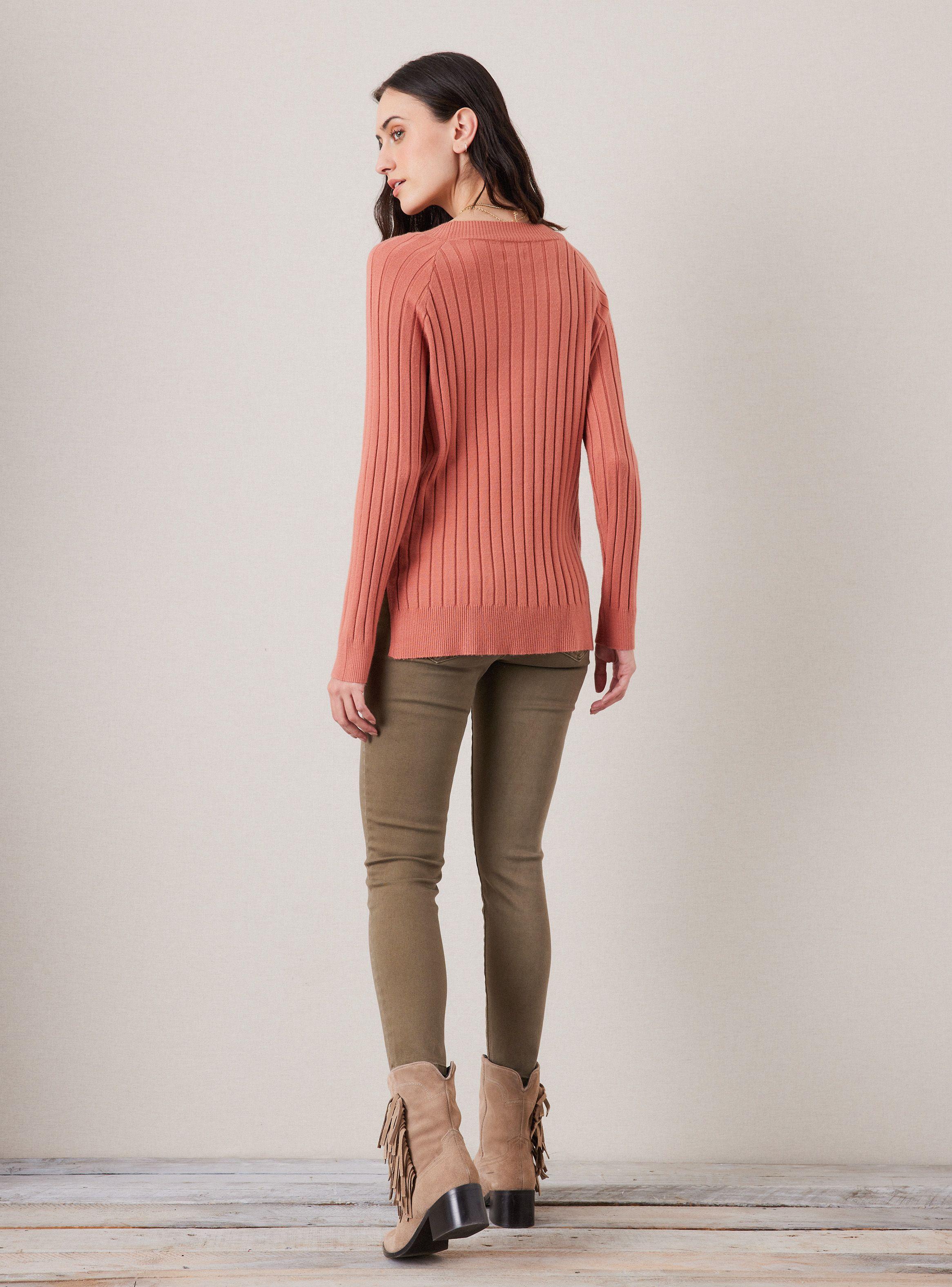 Sweater Corte en V con Aplicación de Tachas-5
