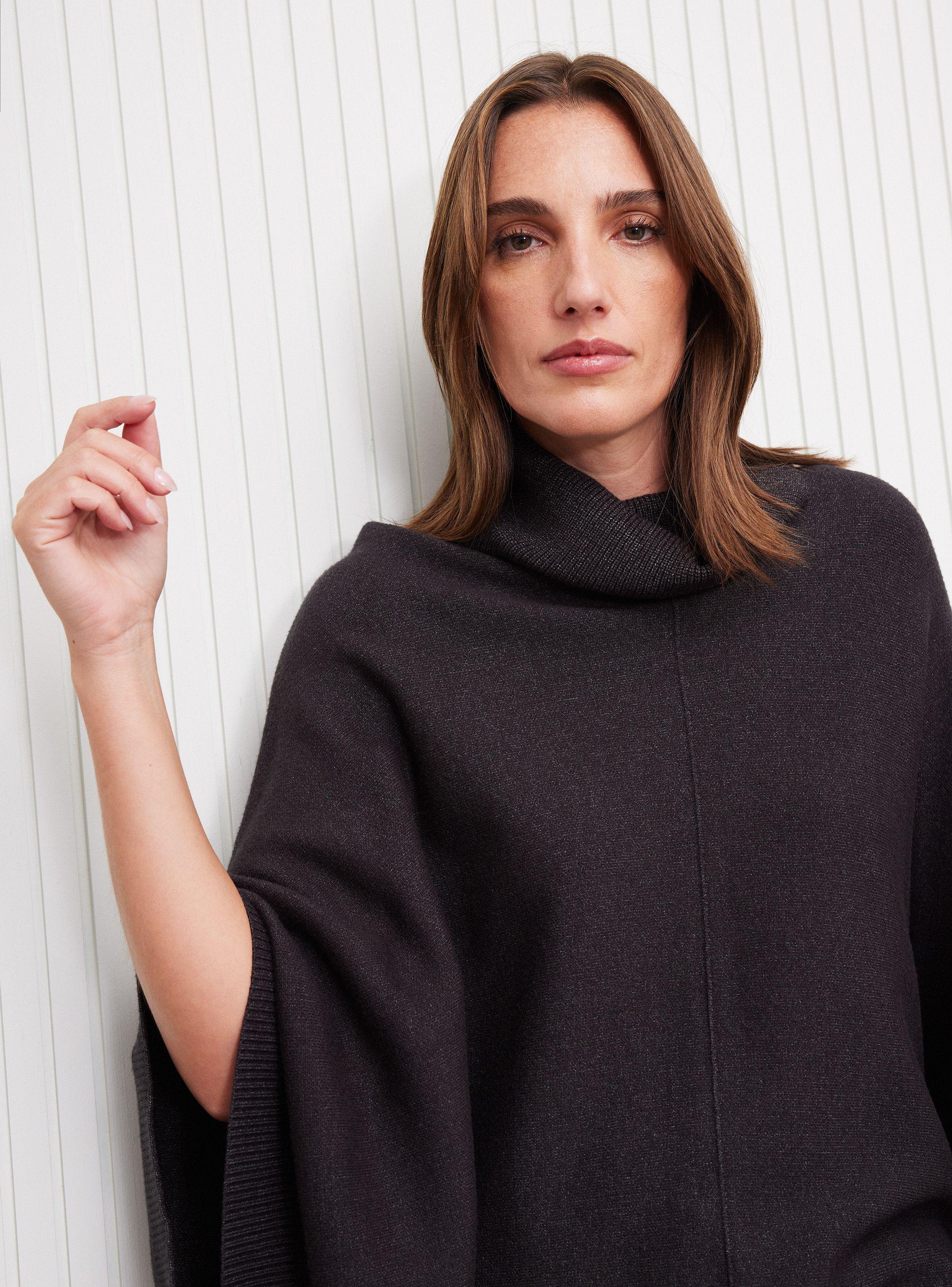 Sweater Poncho Tejido con Botones en Costados-2