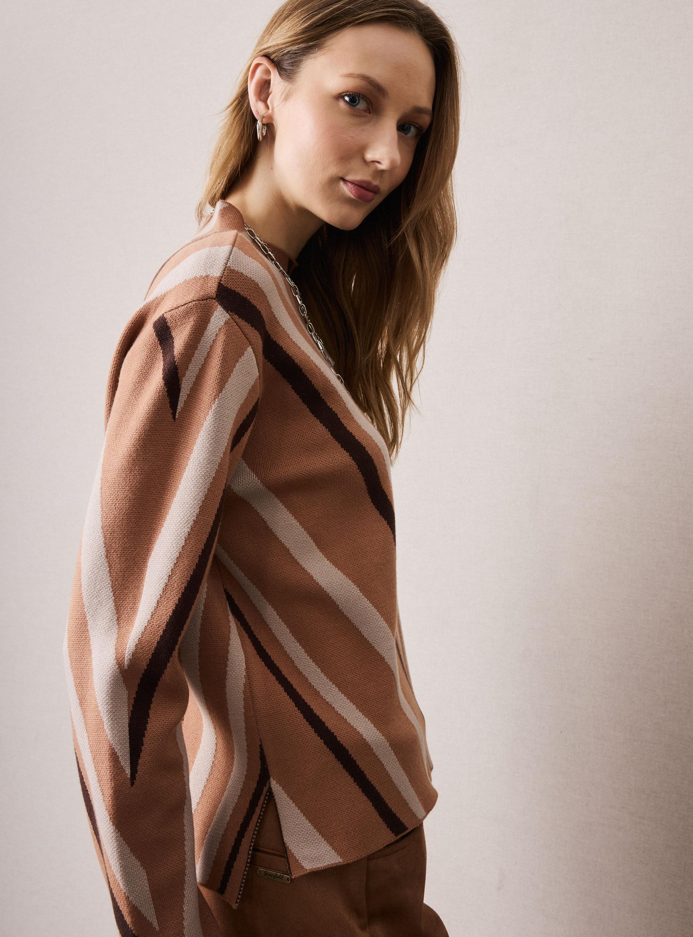 Sweater con Diseño y Cuello Alto-3