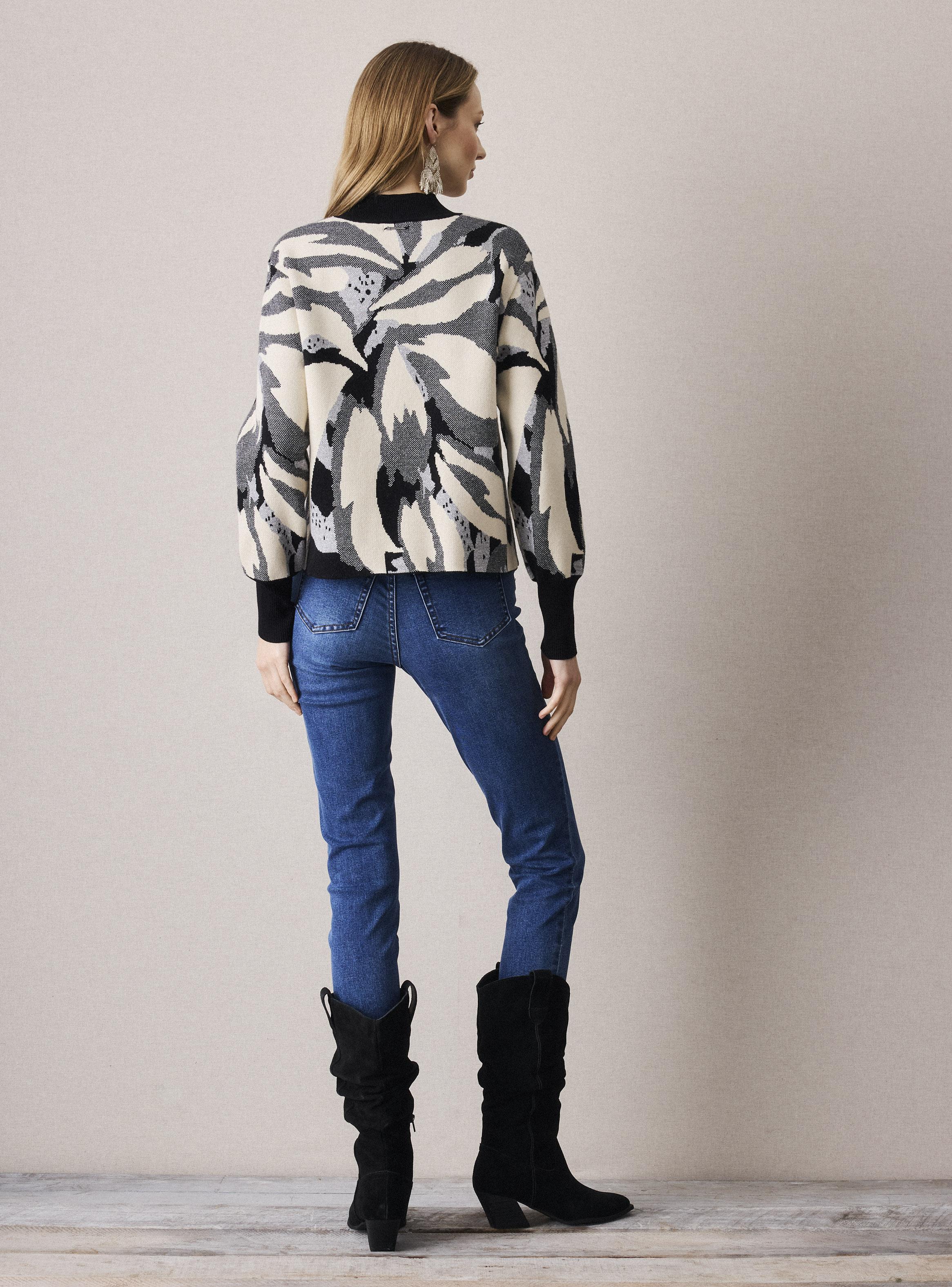 Sweater Cuello Alto con Diseño-5