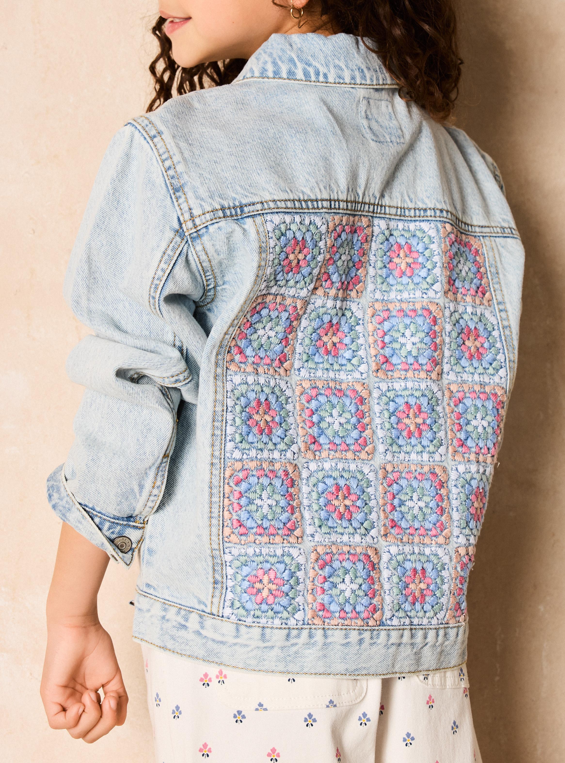 Chaqueta Denim con Aplicación de Crochet-4