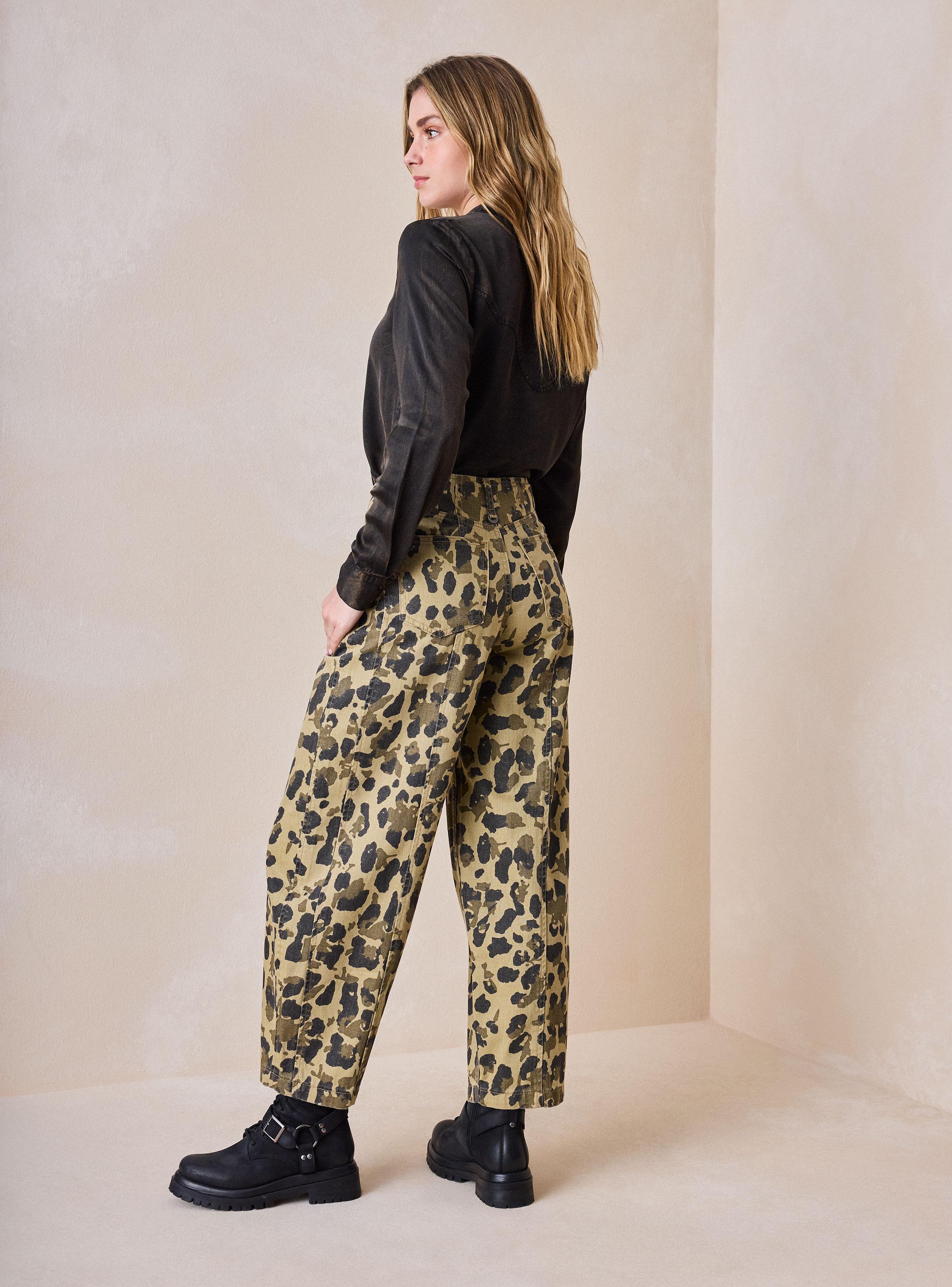 Pantalón con Cortes y Full Estampado-5
