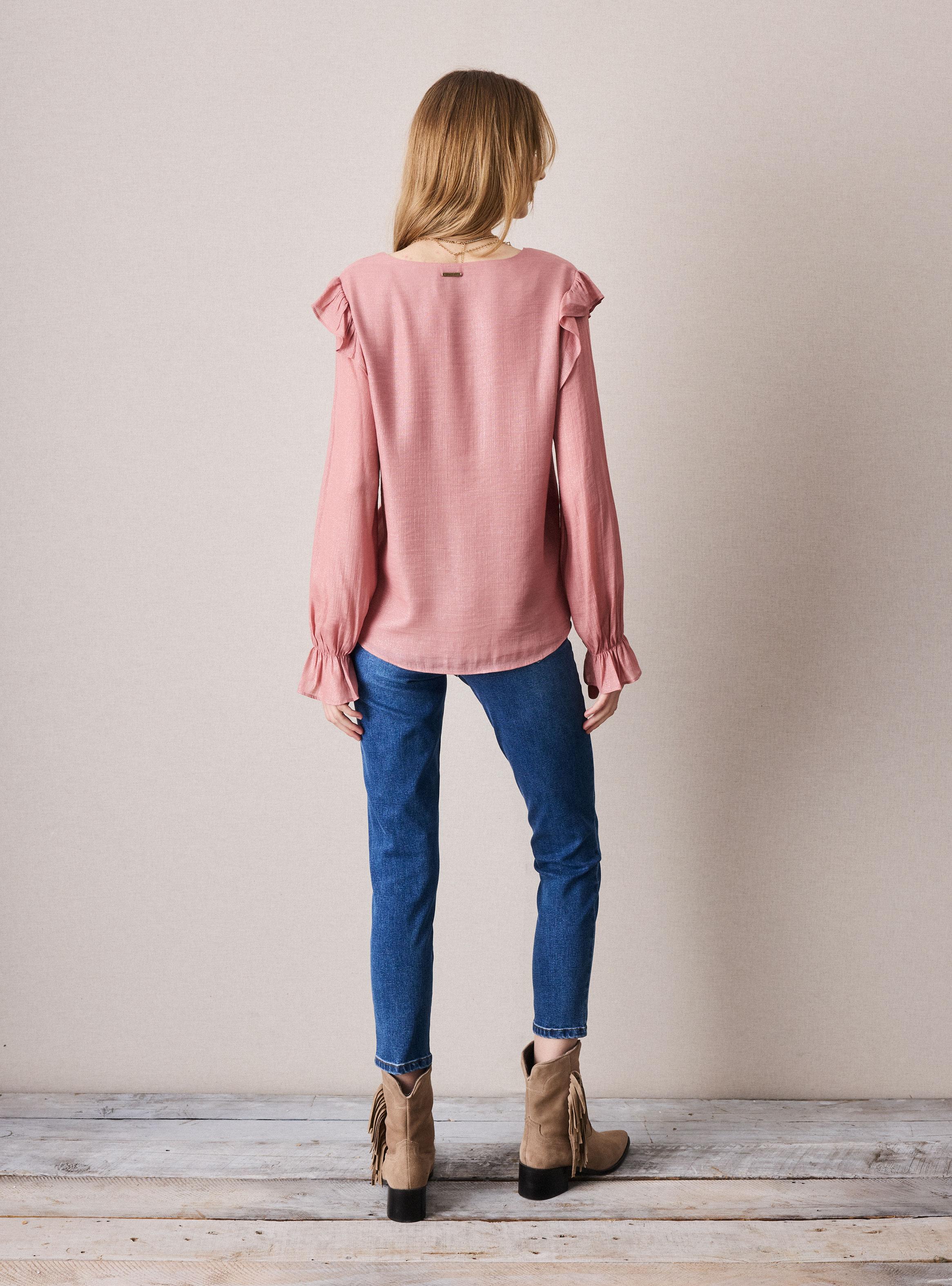 Blusa con Vuelos y Acabado Metalizado en Tela-5
