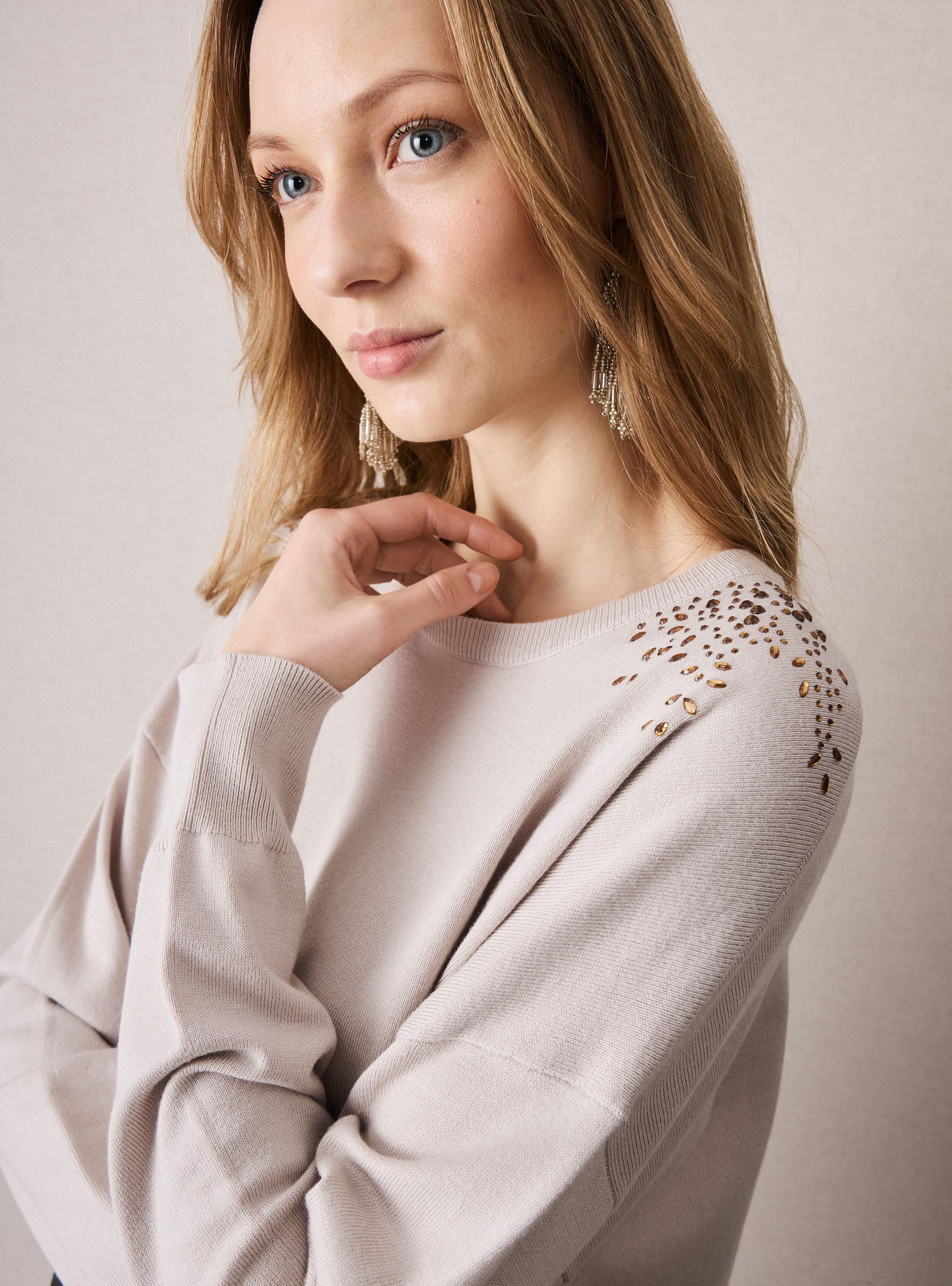 Sweater Liviano con Tachas en Hombro-2
