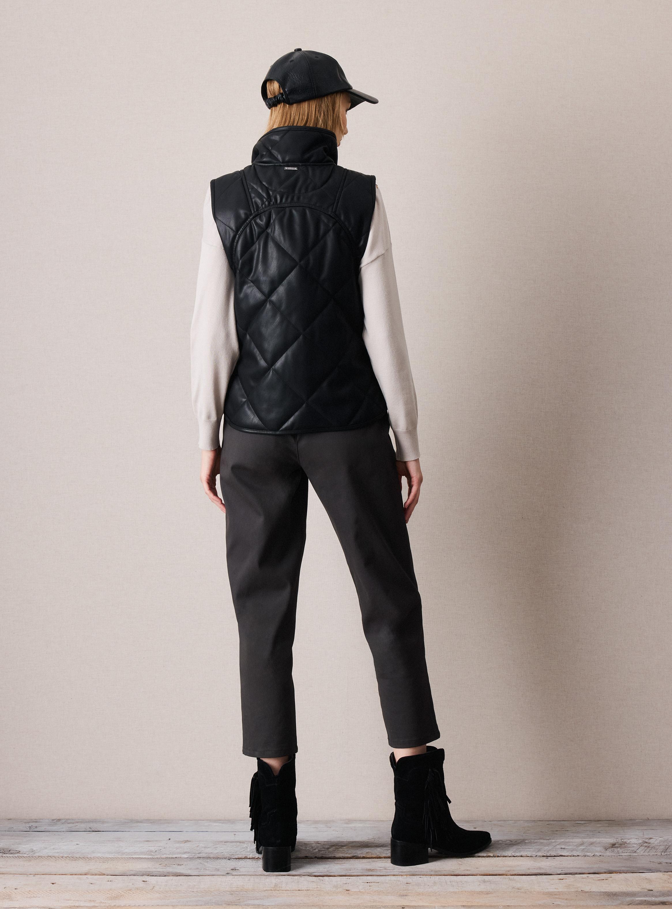 Chaqueta sin Mangas de Cuero Sintético y Cortes-5