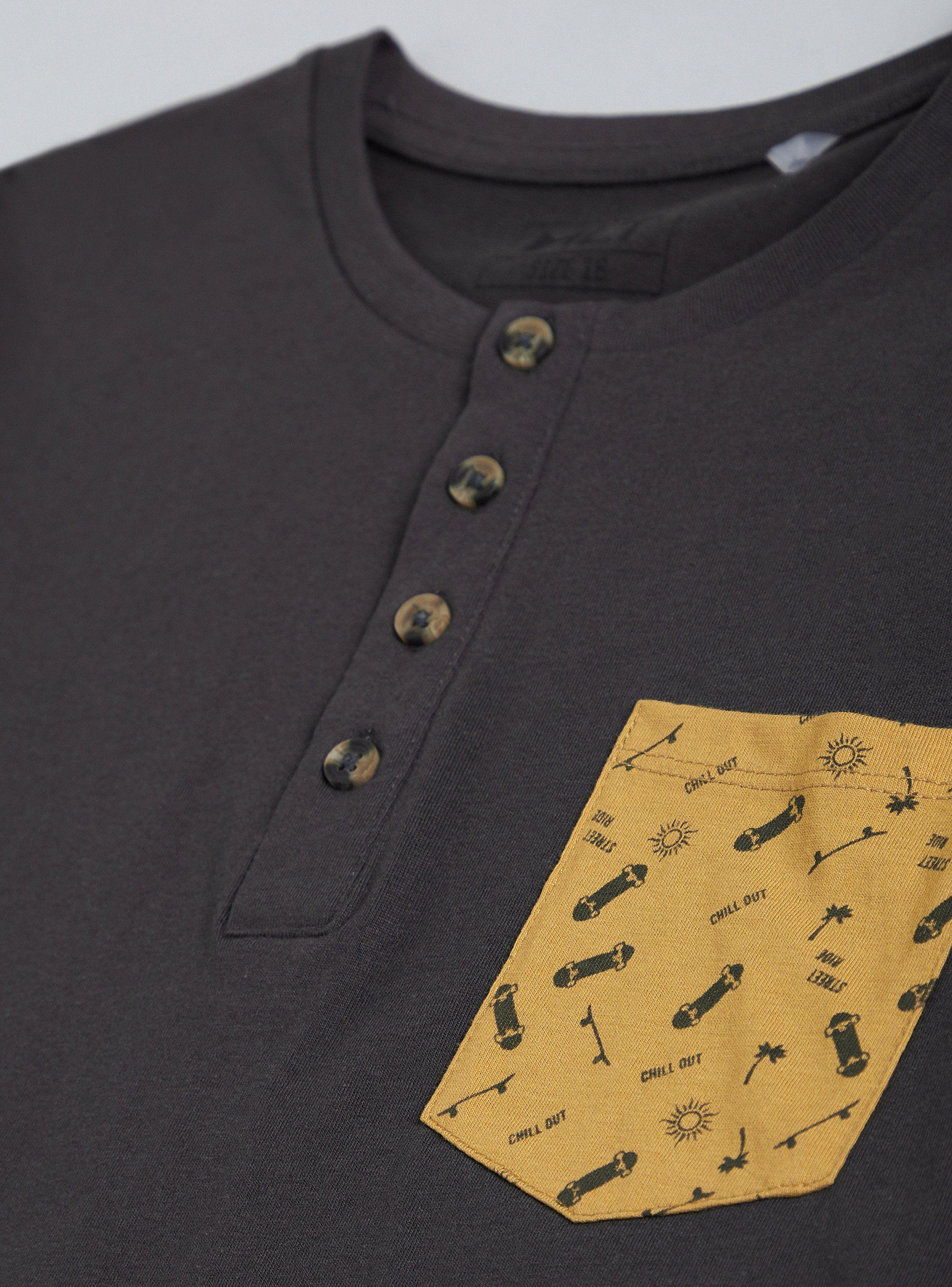 Polera Lisa con Botones y Bolsillo Estampado-3