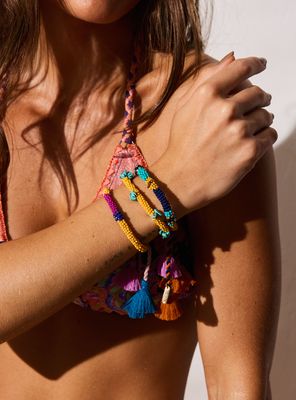 Pulsera Mostacillas y Pompones Coloridos