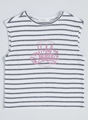 Polera Rayada con Estampado Tipo Graffiti