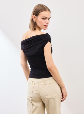 Imagen 2 del producto Polera Escote Asimétrico y Cuerpo Fruncido