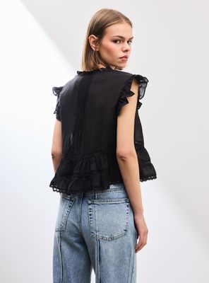 Imagen 2 del producto Blusa Tela Bordada con Botones y Detalle Vuelos Plisados