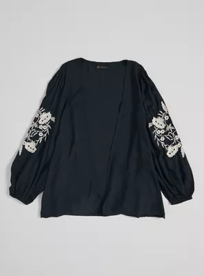 Kimono con Bordado en Mangas