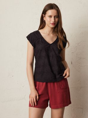 Polera con Mezcla de Telas y Bordado Frontal