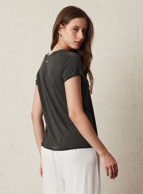 Imagen 2 del producto Polera con Detalle de Cadena en Escote