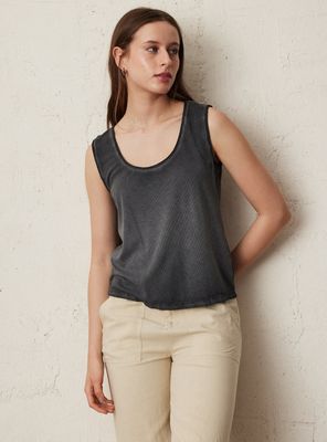 Polera Tela Acanalada Proceso de Lavado Cinta Decorativa