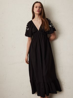 Vestido con Capas Bordado en Mangas