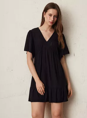 Vestido Corto con Capas Cinta en Escote