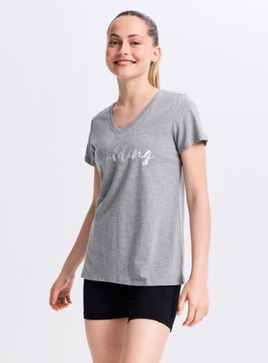 Polera Cuello V Estampado Delantero