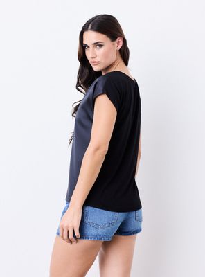 Imagen 2 del producto Polera Satinada Elasticada Cordón Lurex en Cuello