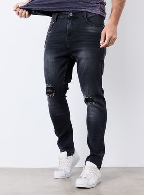 Jeans Tapered con Roturas y Cadena