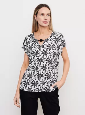 Polera Estampada con Aplicación y Abertura en Escote