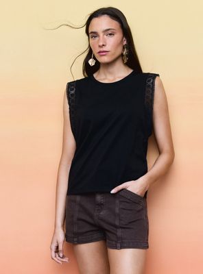 Blusa Escote Redondo y Detalle de Aplicación Bordado