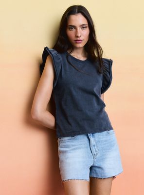 Polera Acid Wash Escote Redondo con Mangas Volantes