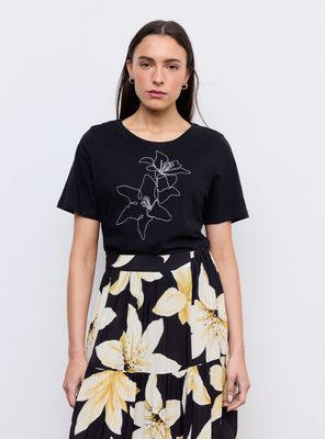 Polera Manga Corta Escote Redondo con Bordado Frontal