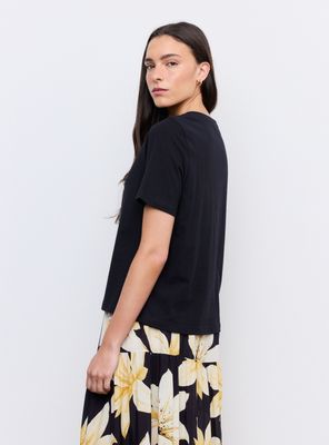 Imagen 2 del producto Polera Manga Corta Escote Redondo con Bordado Frontal