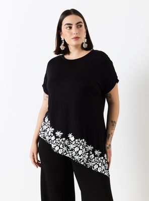 Polera Basta Irregular con Estampado Localizado