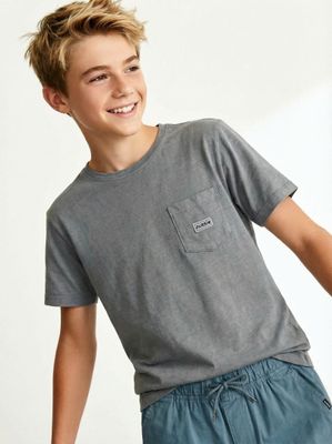 Polera Lavado Garment Dye con Logo en Bolsillo