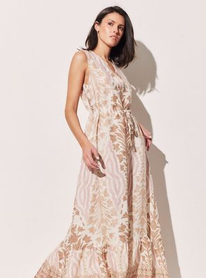 Vestido sin Mangas y Vuelo en el Ruedo