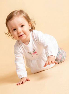 Buzo Liso con Aplicación de Conejo