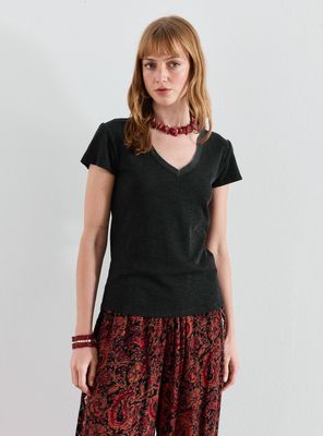 Polera Detalle de Desflecado en Escote y Manga