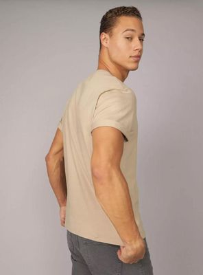 Imagen 2 del producto Polera AE Gráfico y Logotipo con Relieve