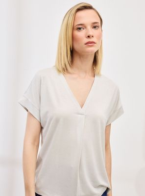 Imagen 2 del producto Polera con Tela Metalizada y Pinza en Escote