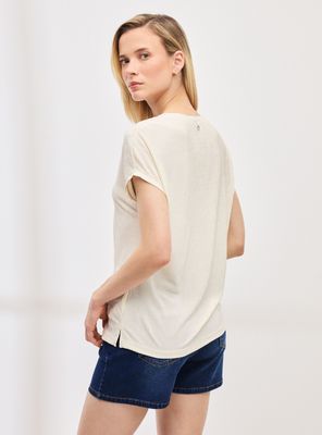 Imagen 2 del producto Polera con Textura y Detalle de Tela en Escote