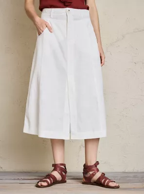 Falda con Detalle de Pretina y Abertura Central