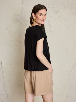 Imagen 2 del producto Polera con Corte en Cintura y Detalle de Macramé