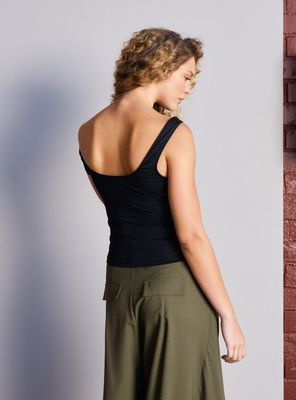 Imagen 2 del producto Polera Cuello Asimétrico con Hebilla Decorativa