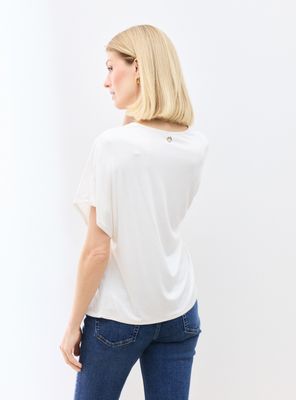 Imagen 2 del producto Polera Satinada en Delantero con Pinza Bajo el Escote