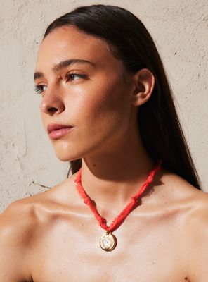 Collar Midi Medalla Flor Tiare Colaboración María Pombo