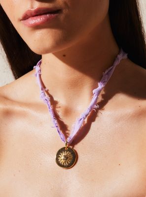 Imagen 2 del producto Collar Midi Medalla Sol Tiare Colaboración María Pombo