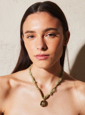 Collar Midi Medalla Caracola Tiare Colaboración María Pombo