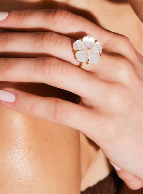 Anillo Ajustable Flor Nácar Tiare S Colaboración María Pombo