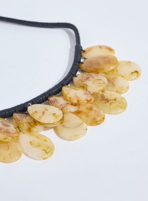 Imagen 2 del producto Collar Textil con Piezas de Resina Efecto Ámbar